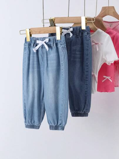 SHEIN مجموعة سروال جينز أزرق داكن وأزرق فاتح للبنات الرضع، قطعتان