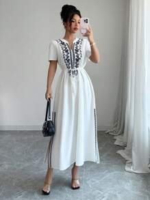 Calvaya Vestito ampio con scollo a V, maniche corte, arricciato in vita, con spacco laterale, con ricamo floreale e a motivi vegetali in stile boho e vintage per donna