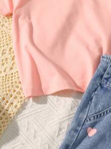 SHEIN Vintaside Kids 女婴时尚圆领短袖上衣和休闲心形印花围兜裤套装 - 粉色 - 查看 7