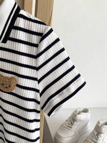 SHEIN Pasgeboren babyjongen elegante, stedelijke, preppy, klassieke blauw-witte gestreepte romper met revers, korte mouwen en losse pasvorm, geschikt voor casual dagelijks gebruik, uitstapjes, strand en zomer.