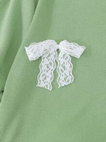 SHEIN 2 件女童青少年休闲绿色短袖蕾丝蝴蝶结 T 恤搭配喇叭花边裤套装，居家和散步穿着舒适，春夏新品 - 綠色 - 查看 8