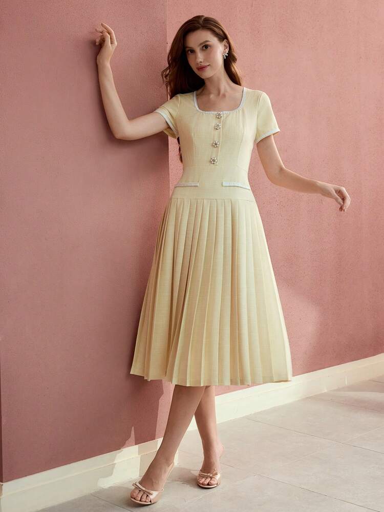 PLEATED CONTRAST BINDING DRESS