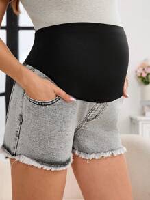 SHEIN Shorts de mezclilla casuales de verano para maternidad, con cintura elástica, bolsillos y dobladillo deshilachado - Gris Claro - Ver 1