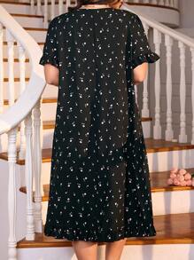 CottageSlumber 玫瑰印花蓬松纱布荷叶边方领加大码女式睡袍，Moo Moo 睡裙，舒适优雅细节