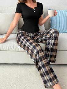 SHEIN Conjunto de pijama de 2 piezas para mujer con camisa de manga corta con cuello cuadrado decorado con botones en unicolor y pantalón a cuadros - Negro - Ver 5