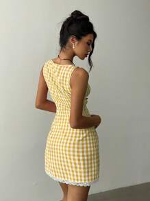 Aloruh 女士春夏格子船领无袖格子与撞色蕾丝修身迷你连衣裙 - 黃色 - 查看 2