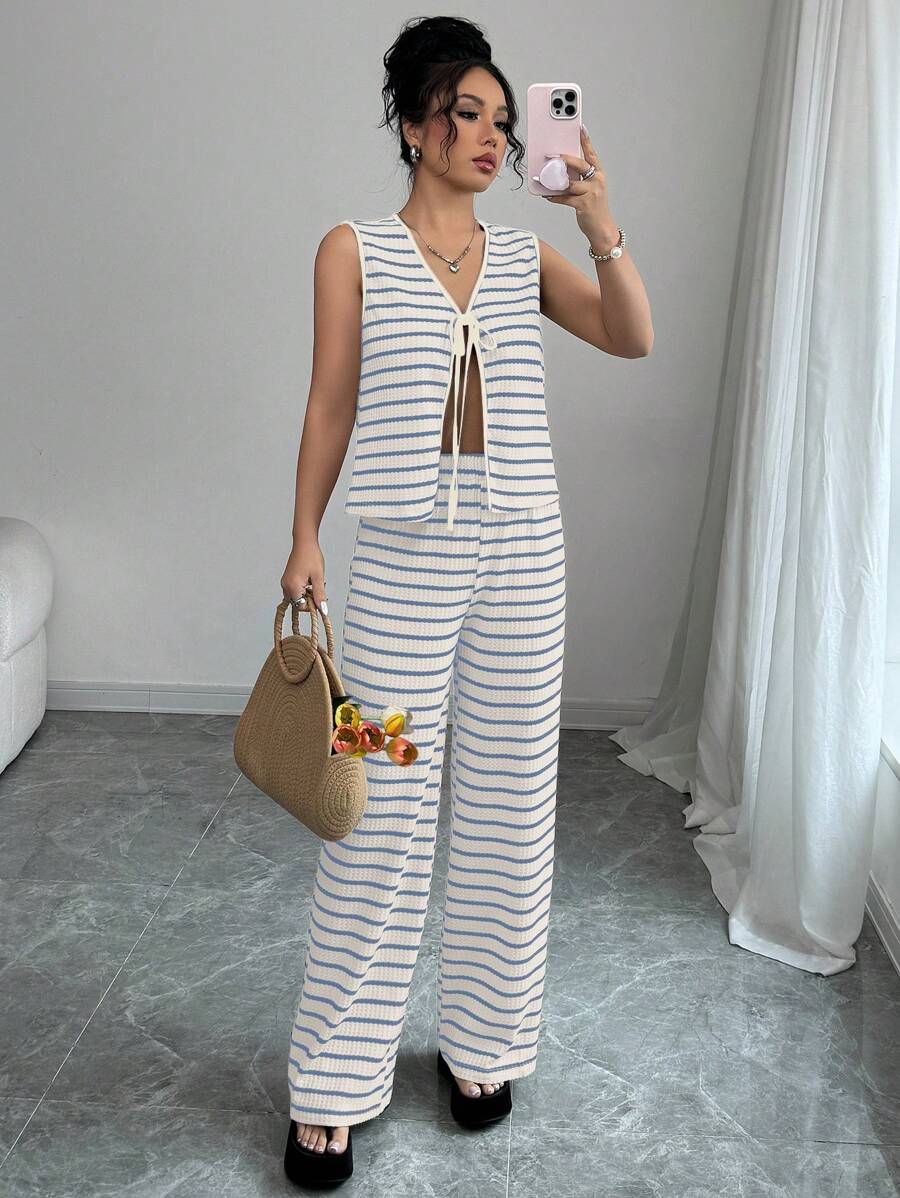 SHEIN Unity Conjunto de 2 piezas para mujer de top sin mangas de cuello en V halter con rayas y pantalones de cintura elástica campana para vacaciones de primavera/verano - Azul y blanco - Ver 1