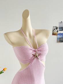 Soleia Vestido mini de punto texturizado en beige con decoración de estrella metálica, diseño de cintura recortada, apropiado para playa/resort, atuendo de verano - Rosa - Ver 4