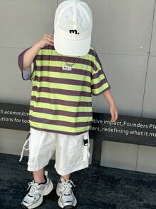 1 件年轻男孩休闲街头风格舒适时尚百搭柔软短袖 T 恤，带有时尚条纹和卡通人物印花，适合春夏季