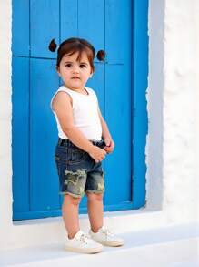 Baby Mädchen Lässig Street modern, kühne avantgardistische retroaktive, verwaschene, weite 5-Zoll-Bermuda-Shorts, mit elastischem Bund, dekorativen Vordertaschen, hinteren Utility-Taschen, ausgefransten Säumen, Sternstickerei, Katzenschnurrhaaren und Verblassungseffekten. Modisches und vielseitiges Jeansstück