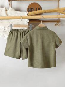 Completo con maglietta a maniche corte con bottoni sul davanti e pantaloncini per ragazzo giovane