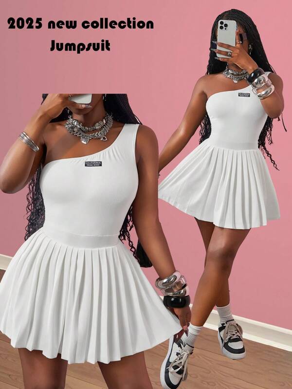 Slaydiva 2025 Neuer Sommer lässiges einfaches Grundlegendes U-Ausschnitt Trägershirt mit schwarzem Label und weißen Worten, Faltenrock inklusive Shorts und Culotte aus weißem gestricktem Gewebe Damen Mini-Jumpsuit, geeignet für Musikfestivals, Ostern, tägliche Ausflüge, Partys, Abschlussball-Saison, Sport und Lässig, Urlaub, Club-A