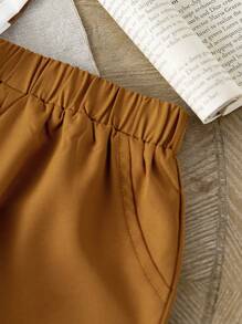 SHEIN 2 piezas de outfit casual de verano - 1 camisa de manga corta con estampado de rayas verticales y digital con color contrastante, combinada con pantalones casuales sólidos marrones. Presenta sencillez y elegancia, adecuado para uso diario, escuela, viajes y ocio en las temporadas de primavera/verano. Escapada, vacaciones, viaje, relajación, tomar el sol, verano - Marrón - Ver 5