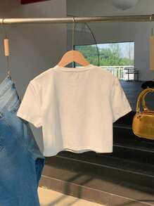 Camiseta corta de manga corta y cuello redondo con gráfico de calavera y letra para mujer, talla estándar