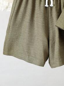 Completo con maglietta a maniche corte con bottoni sul davanti e pantaloncini per ragazzo giovane