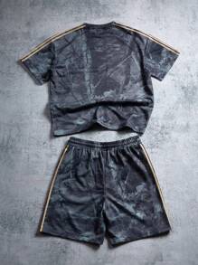 PAVTROS 男士青春街头风，INS上搭配高街风多条纹运动拼色设计仿生迷彩数码印花短袖T恤短裤套装。这套服装体现了街头摇滚美学，非常适合音乐节和日常穿搭，是送给男朋友或老公的理想礼物，体现了街头潮流和Y2K风格。男士短裤套装，男士两件套服装，男士印花短袖上衣短裤套装，两件套短裤套装，男士两件套短裤套装 - 彩色 - 查看 3