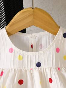 Top de chaleco sin mangas con cuello redondo y plisado en color blido con textura de jacquard, combinado con shorts elásticos rosas de cintura cómoda, un conjunto elegante y casual de estilo pastoral francés para primavera/verano para niña