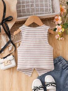 年轻女孩条纹印花纽扣前背心