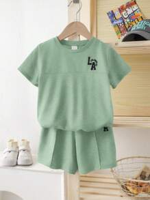 SHEIN 2 件儿童字母印花图案 T 恤和短裤套装，休闲运动服，适合男孩和女孩的百搭舒适服装，适合学校、日常、聚会、秋冬 - 薄荷綠 - 查看 6