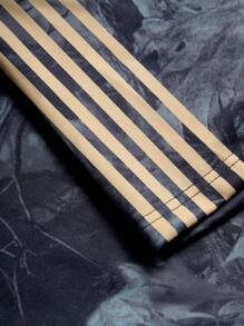 PAVTROS 男士青春街头风，INS上搭配高街风多条纹运动拼色设计仿生迷彩数码印花短袖T恤短裤套装。这套服装体现了街头摇滚美学，非常适合音乐节和日常穿搭，是送给男朋友或老公的理想礼物，体现了街头潮流和Y2K风格。男士短裤套装，男士两件套服装，男士印花短袖上衣短裤套装，两件套短裤套装，男士两件套短裤套装 - 彩色 - 查看 5