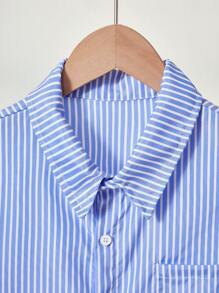 SHEIN Bộ 2 món áo thun tay ngắn in họa tiết sọc cài nút phía trước cho bé trai và quần cạp chun trơn - Màu xanh lam - Xem 5