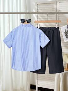 SHEIN Bộ 2 món áo thun tay ngắn in họa tiết sọc cài nút phía trước cho bé trai và quần cạp chun trơn - Màu xanh lam - Xem 2
