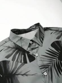 Manfinity VDAYZ Conjunto de camisa y pantalones cortos casuales con estampado tropical para hombres en vacaciones, incluye trajes de baño tropicales y camisas hawaianas