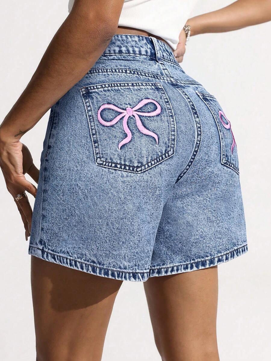 SHEIN EZwear 女士蝴蝶结刺绣口袋休闲牛仔短裤，夏季 - 淺色水洗藍 - 查看 1