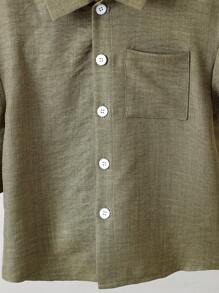 Completo con maglietta a maniche corte con bottoni sul davanti e pantaloncini per ragazzo giovane