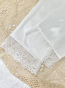 SilkySpell 5 piezas Conjunto de pijama premium con top de camiseta de encaje sexy para mujer, bata elegante de satén con cinturón, pantalón largo, shorts y bolsa de almacenamiento, ropa de otoño e invierno