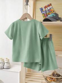 SHEIN 2 件儿童字母印花图案 T 恤和短裤套装，休闲运动服，适合男孩和女孩的百搭舒适服装，适合学校、日常、聚会、秋冬 - 薄荷綠 - 查看 3