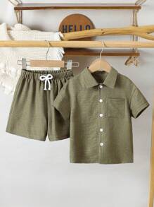 Completo con maglietta a maniche corte con bottoni sul davanti e pantaloncini per ragazzo giovane