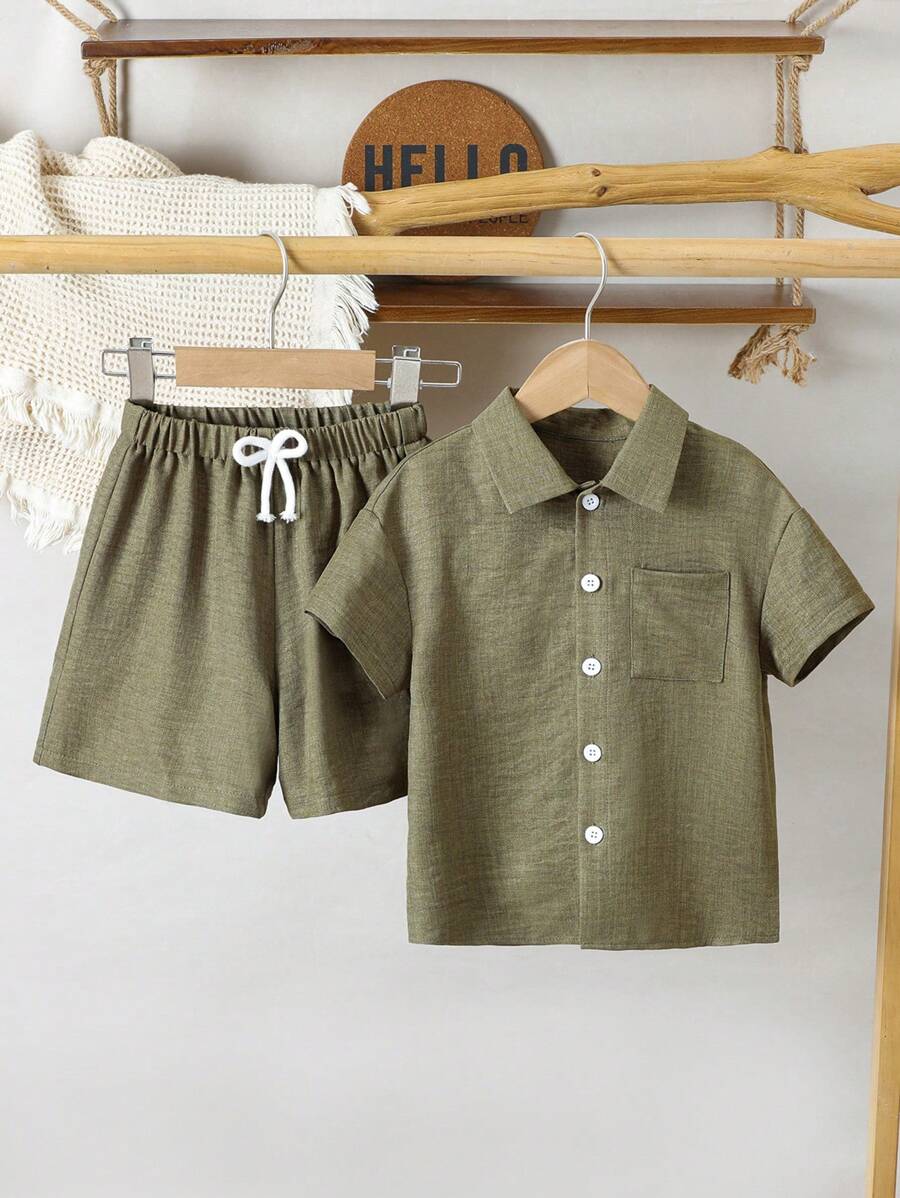 Completo con maglietta a maniche corte con bottoni sul davanti e pantaloncini per ragazzo giovane