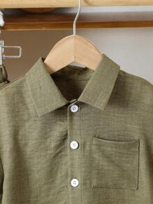 Completo con maglietta a maniche corte con bottoni sul davanti e pantaloncini per ragazzo giovane