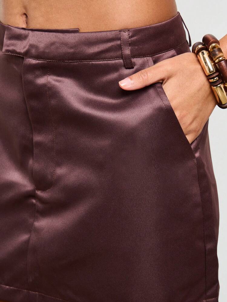 Minigonna in raso a vita alta con bottoni frontali e tasche laterali