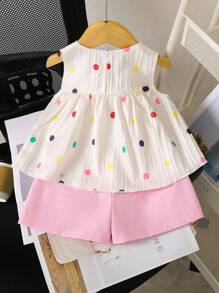 Top de chaleco sin mangas con cuello redondo y plisado en color blido con textura de jacquard, combinado con shorts elásticos rosas de cintura cómoda, un conjunto elegante y casual de estilo pastoral francés para primavera/verano para niña