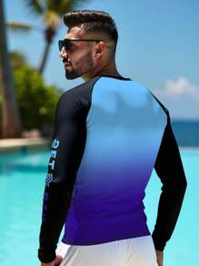 Manfinity Swimmode Camiseta con gráfico de surf para hombres, moda para el verano, pantalones cortos de baño para hombres, camiseta de protección solar plus para hombres, de verano, estampado hawaiano