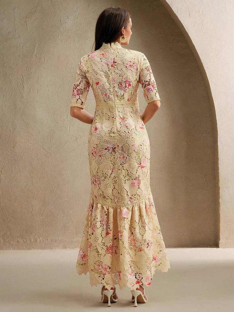 Vestido de mujer elegante con estampado de encaje floral y cola de pez