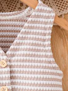 年轻女孩条纹印花纽扣前背心