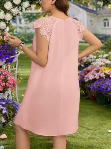 SHEIN LUNE فستان أنيق بأكمام راجلان وتفاصيل دانتيل على الأكمام والرقبة المستديرة للمرأة البدينة ذو لون سادة