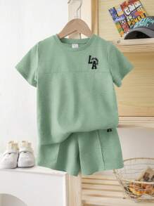 SHEIN 2 件儿童字母印花图案 T 恤和短裤套装，休闲运动服，适合男孩和女孩的百搭舒适服装，适合学校、日常、聚会、秋冬 - 薄荷綠 - 查看 2