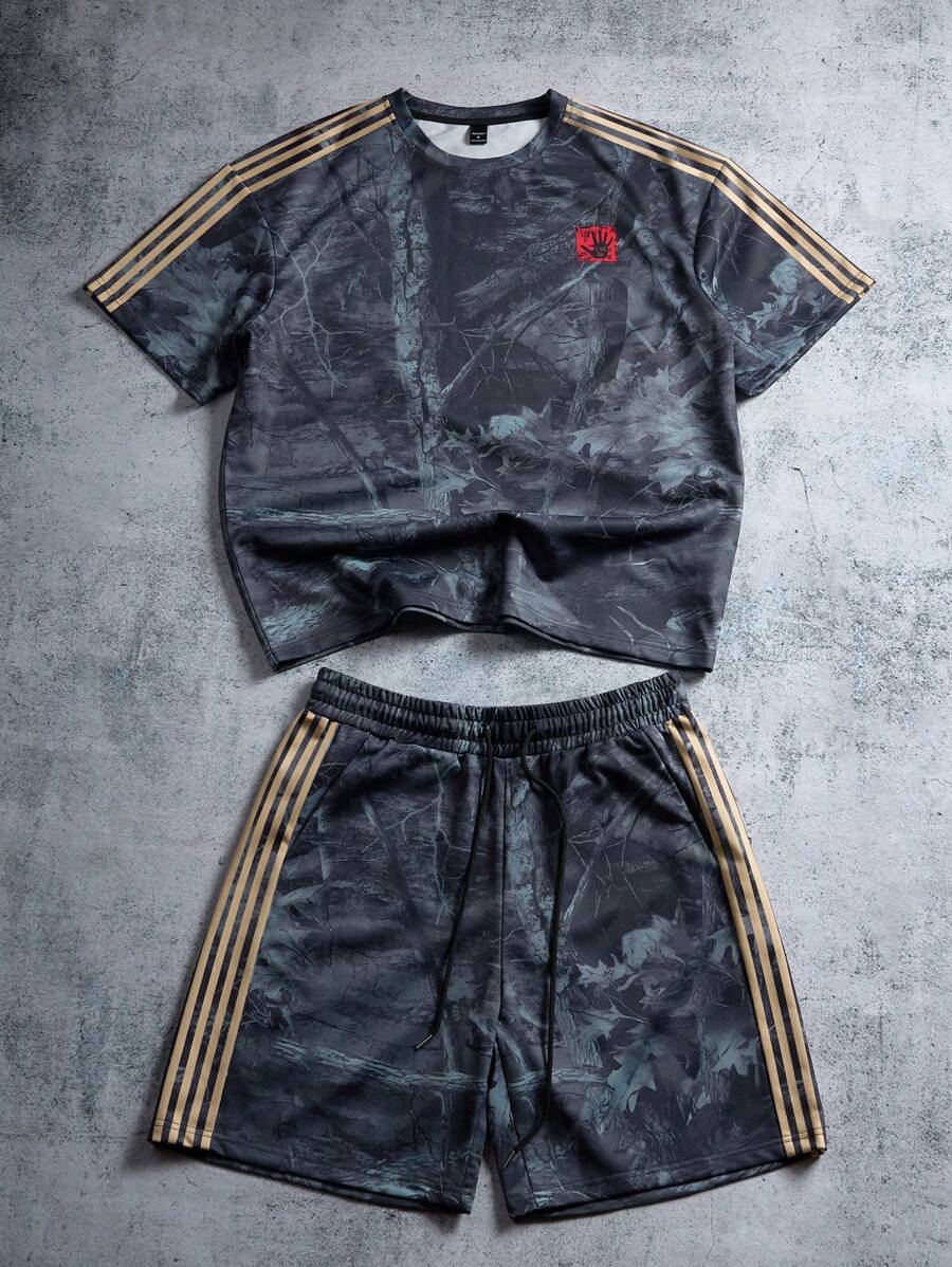 PAVTROS 男士青春街头风，INS上搭配高街风多条纹运动拼色设计仿生迷彩数码印花短袖T恤短裤套装。这套服装体现了街头摇滚美学，非常适合音乐节和日常穿搭，是送给男朋友或老公的理想礼物，体现了街头潮流和Y2K风格。男士短裤套装，男士两件套服装，男士印花短袖上衣短裤套装，两件套短裤套装，男士两件套短裤套装 - 彩色 - 查看 1