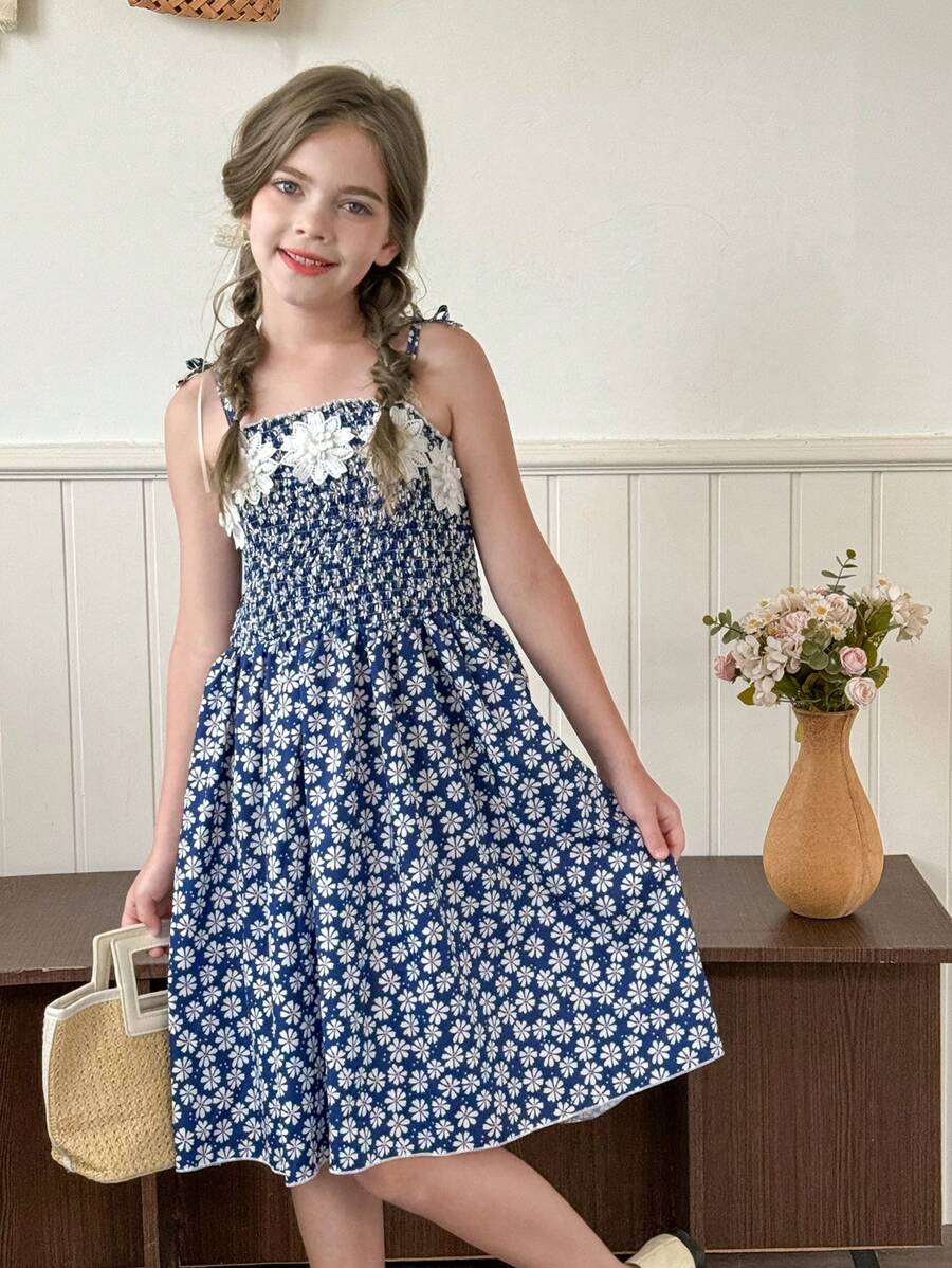 Vestido de verano imprescindible para niñas con estampado floral en todo el diseño, decorado con delicadas flores de encaje 3D blanco, tela tejida agradable a la piel y cómoda, con un toque de princesa, perfecto para sesiones de fotos al aire libre - azul real - Ver 1