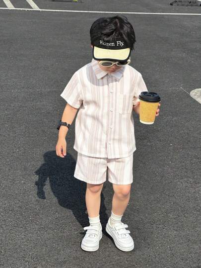 SHEIN 2 件套幼儿男童休闲米色短袖 Polo 开衫上衣和松紧腰短裤，适合春夏季居家、户外、旅行和度假