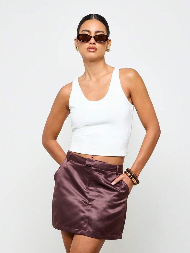 Minigonna in raso a vita alta con bottoni frontali e tasche laterali