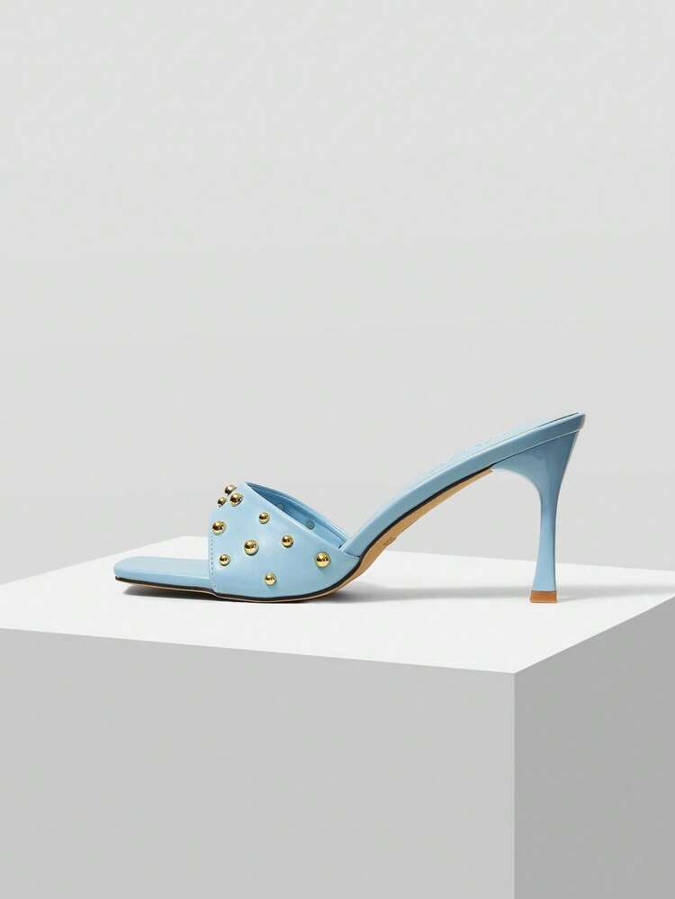 SANDALIAS DE TACÓN ALTO TIPO MULE CON PUNTERA CUADRADA, DESLIZANTES Y CON REMACHES DE ESTILO PUNK