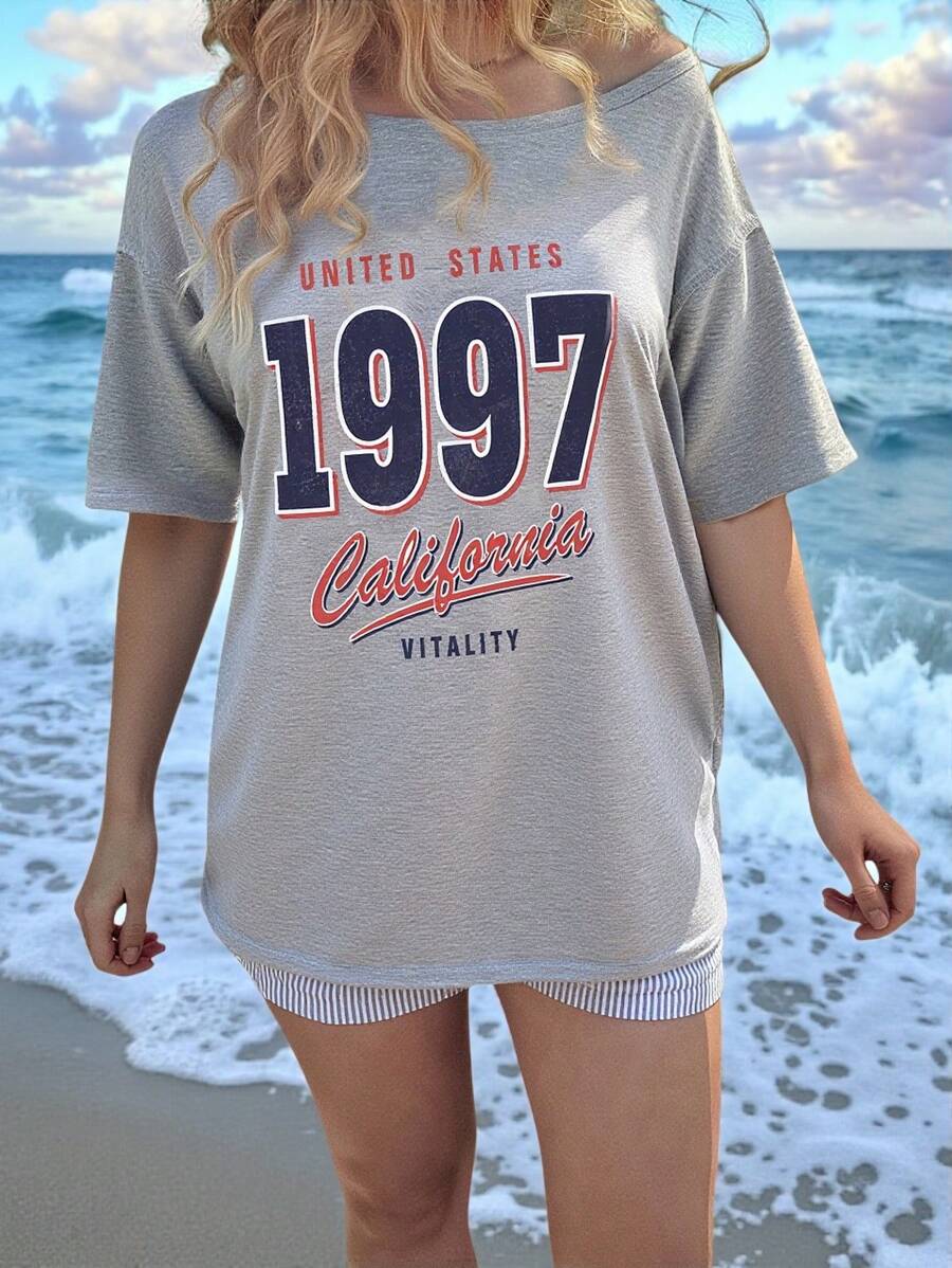 SHEIN EZwear 复古美国 1997 大码宽松灰色花卉印花落肩 T 恤套头衫，适合大码女士，夏季 - 淺灰色 - 查看 1