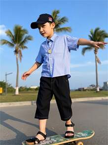 SHEIN Bộ 2 món áo thun tay ngắn in họa tiết sọc cài nút phía trước cho bé trai và quần cạp chun trơn - Màu xanh lam - Xem 3