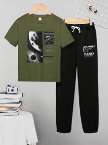SHEIN 2 件套青少年男童休闲太空元素印花针织圆领短袖 T 恤和印花长裤套装，适合外出、过渡季节 - 軍綠色 - 查看 1