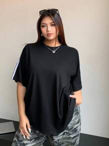 Dazy Plus 圆领宽松黑色短袖 T 恤，撞色肩带细节，夏季运动服女士超大码 T 恤超大码 T 恤 - 黑色 - 查看 5